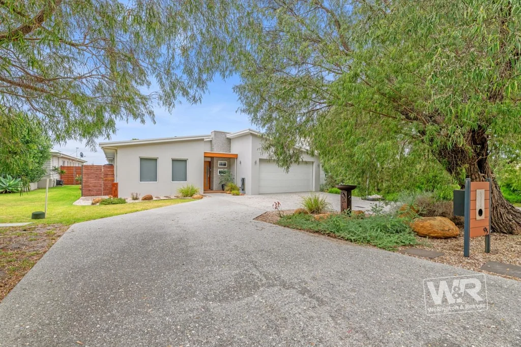 Little Grove 4Moenga STRIKING WATERFRONT ASPECT - RARE OPPORTUNITY