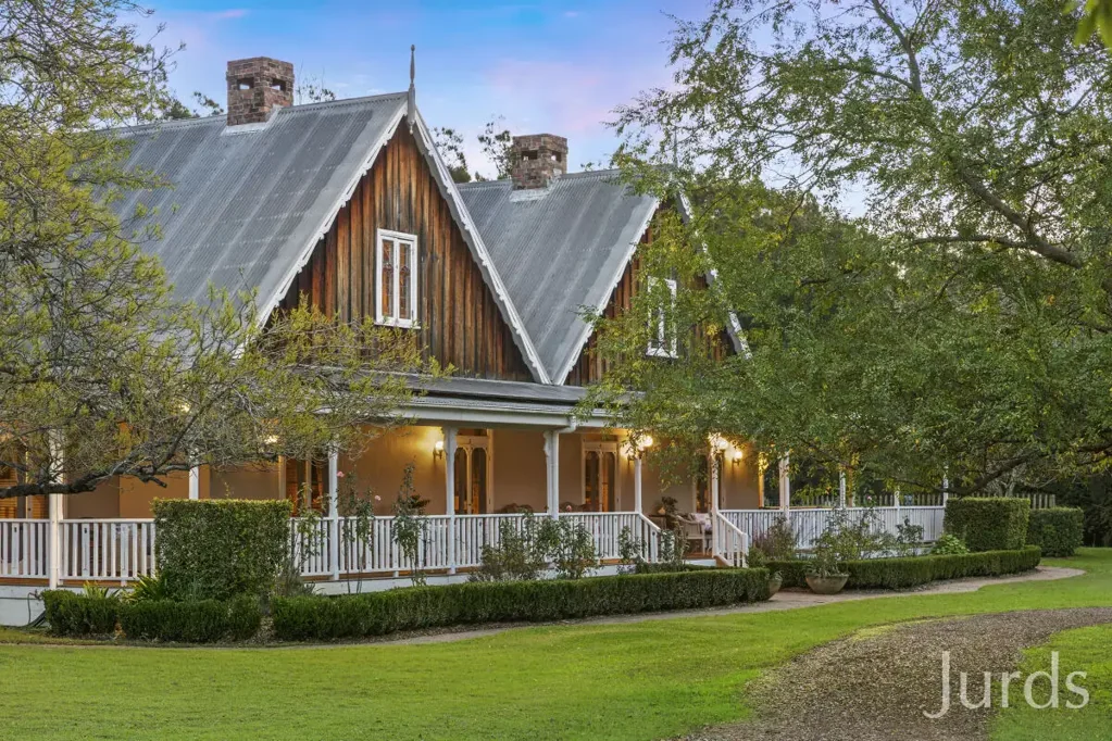 Pokolbin  THE CARRIAGES – A ROMANTIC VINEYARD ESTATE IN THE HEART OF HUNTER VALLEY WINE COUNTRY