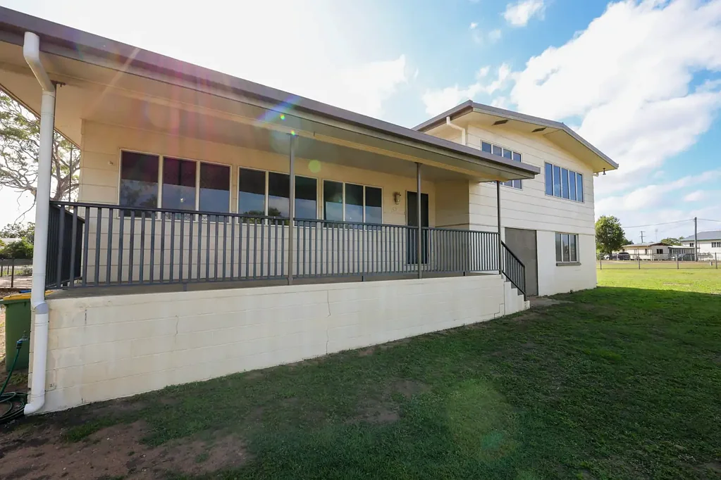 Ayr 3침실 Spacious Family Living with Modern Style