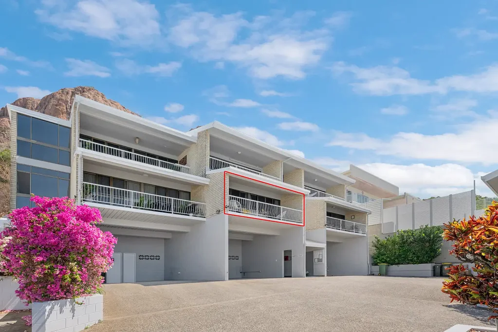 North Ward 2બેડરૂમ Prime and Private with a Peak of the Sea