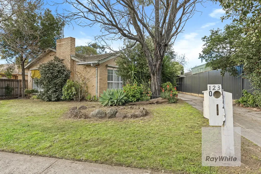 Bundoora 3房 宽敞土地，潜力巨大 Generous Land Size with Huge Potential