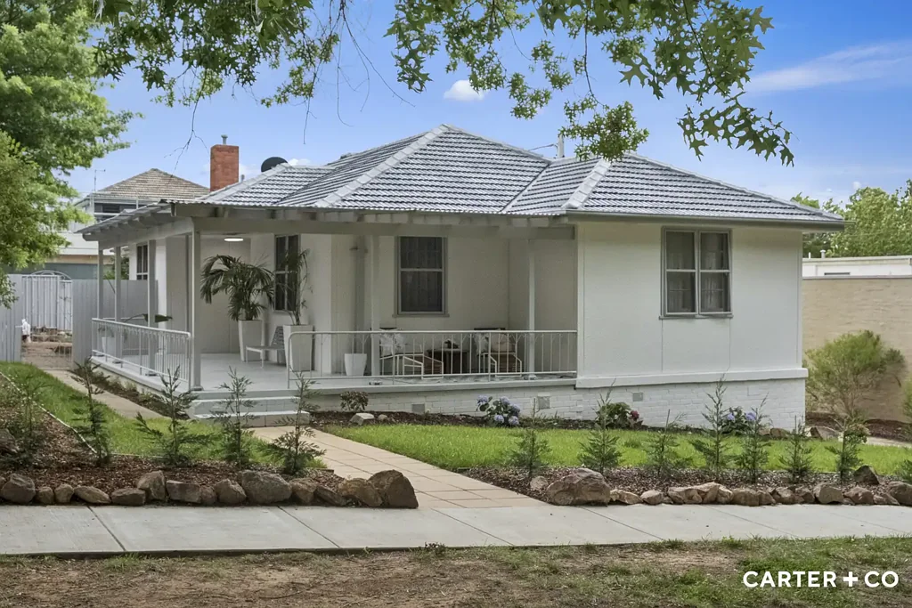 Yarralumla 4ห้องนอน A Beautifully Reimagined 1950s Classic in Prestigious Yarralumla