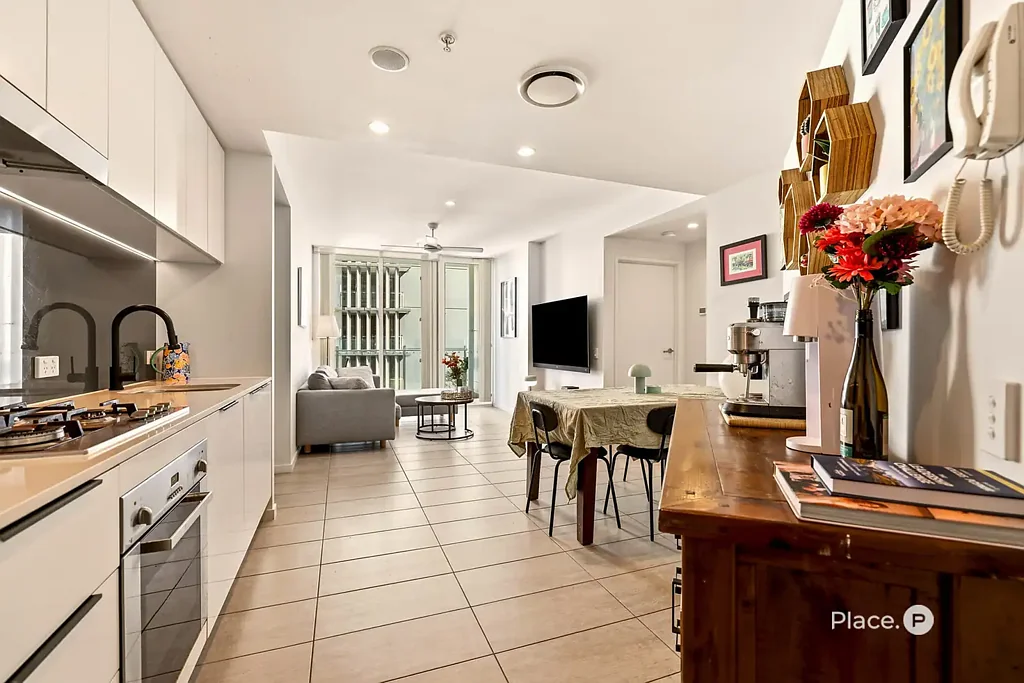 Fortitude Valley 2房 现代都市生活，尊享度假村式设施和生活魅力 Contemporary Inner City Living with Resort Style Amenities and Lifestyle Appeal