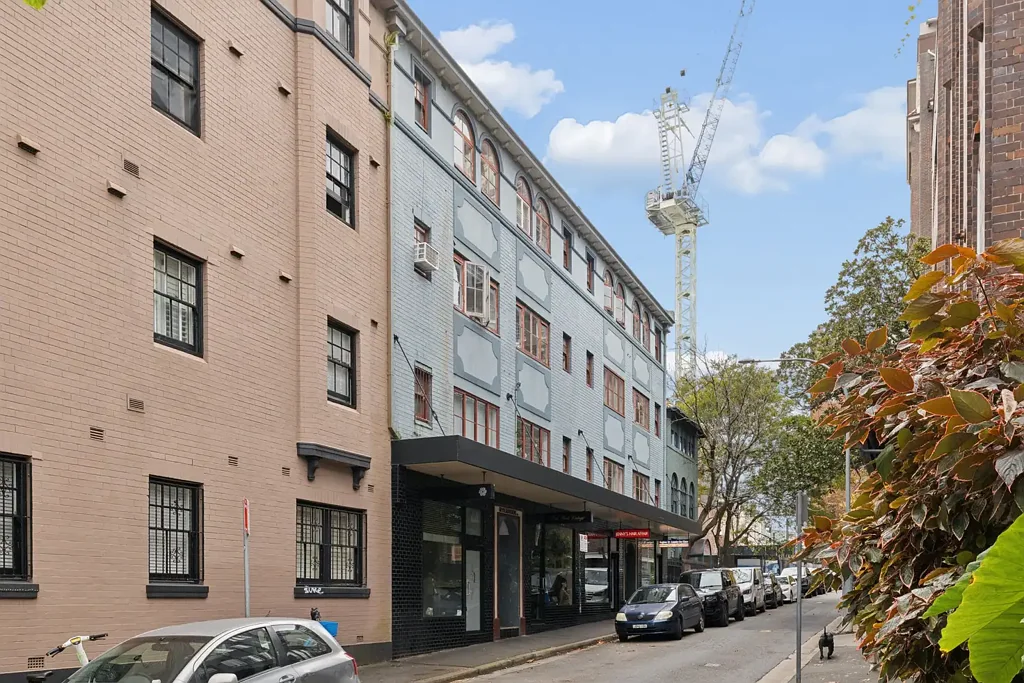 Potts Point Affordable Art Deco studio in area's village heart