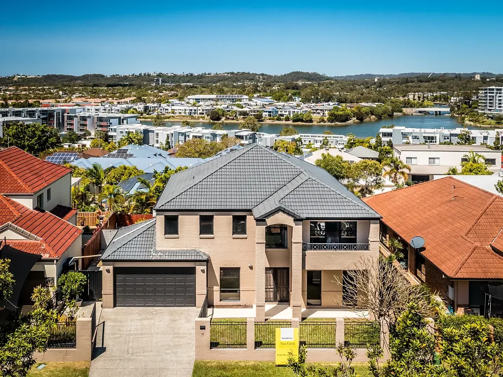 Varsity Lakes 6房  Sweeping Lake Views & Endless Entertaining - A Varsity Lakes Lifestyle Like No Other