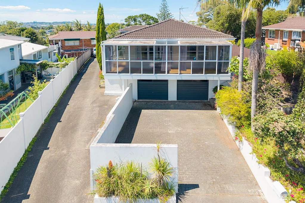 Pakuranga 2Moenga Entry Level Buying with Rare Space & Parking