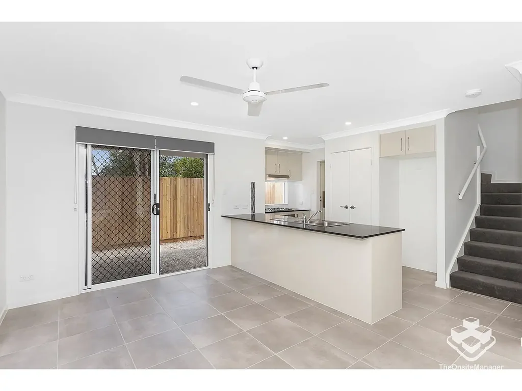 3 BED, A/C, MINUTES TO GATEWAY Large living space unit, gas cooktop, covered patio