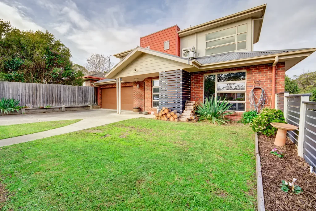 Bairnsdale 4 Bedroom Modern Executive Style Townhouse with 4 bed and 3 Bathrooms