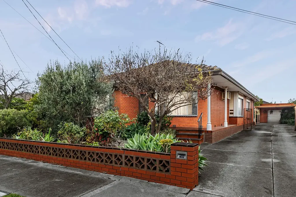 Altona North 5 Bedroom Timeless Family Appeal on a Generous 673m² (Approx.)