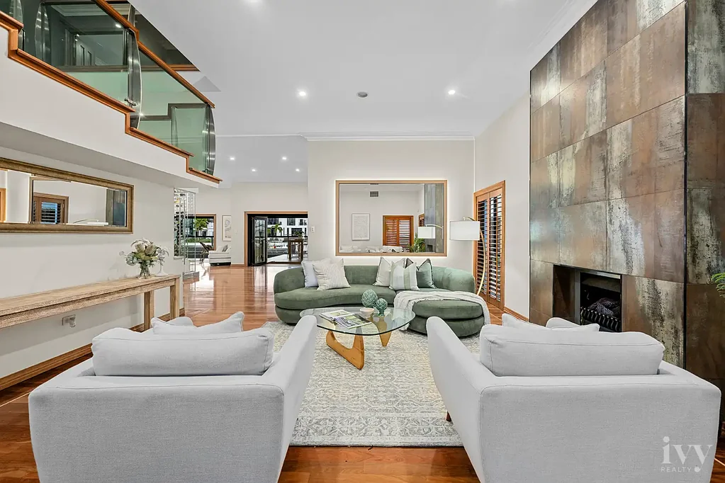 23 King Charles Drive, Paradise Point, QLD 4216