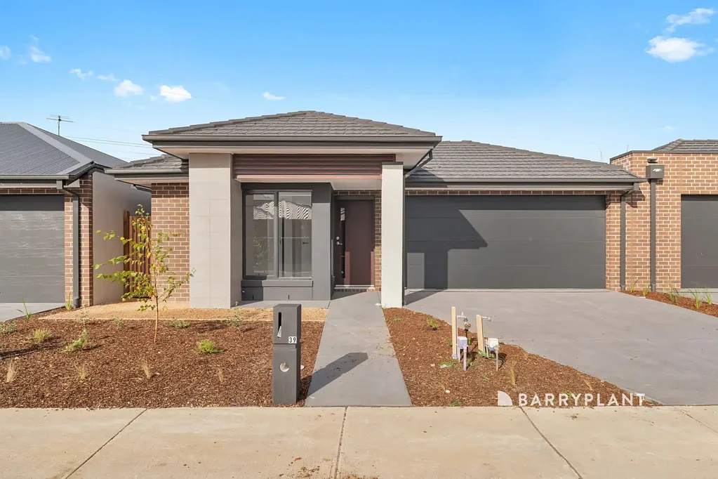 Modern Family Living in Prime Clyde North Location