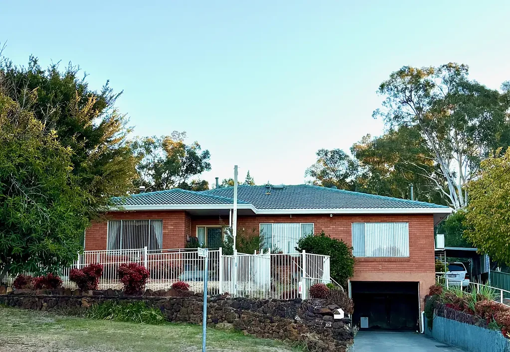 Coonabarabran 4房  Family Living , Sheds & Backing To Natural Bushland