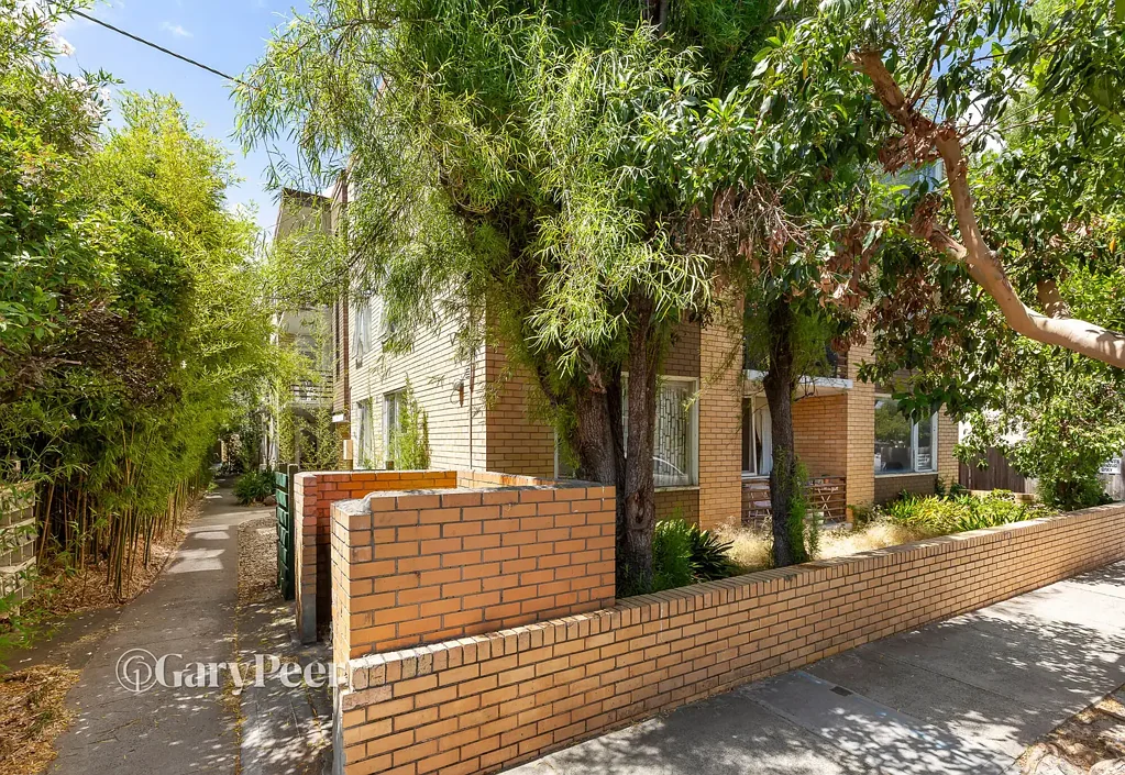 St Kilda East 30房 St Kilda东优越位置 1199m2优质建筑 十五套宽敞公寓 绿意视野 私人阳台 近Carlisle街 停车位便利 近公园交通 Massive investment opportunity with future options
