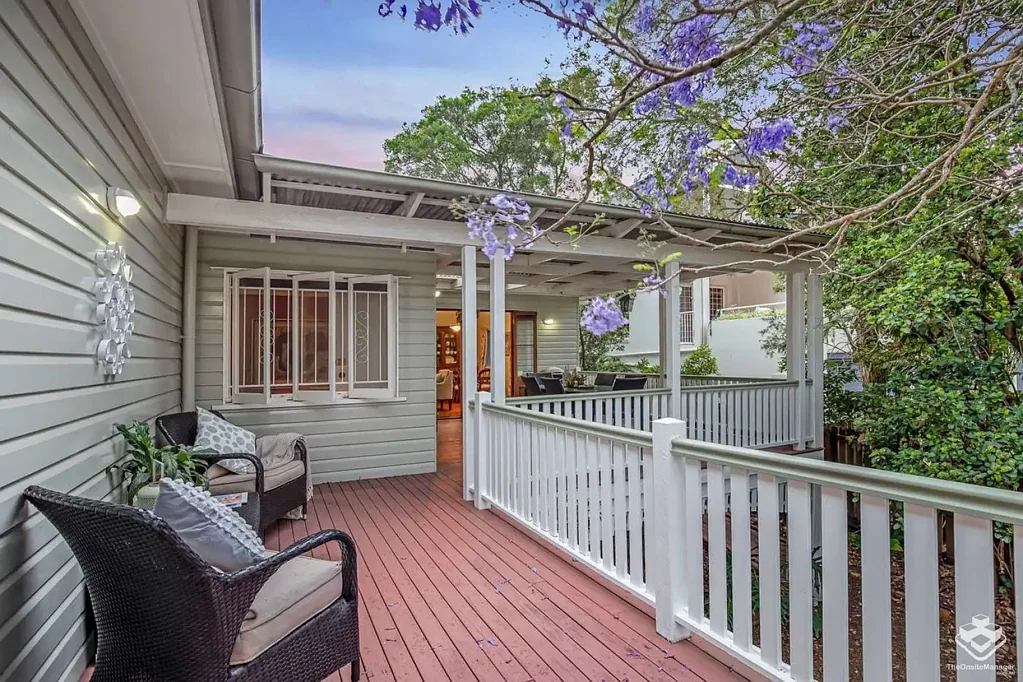 Furnished 4 bedrooms house at central of Toowong