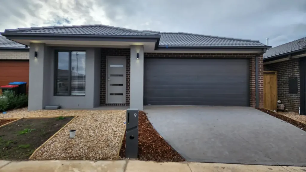 4 bedroom Modern Home Close to Everything!  (1 Week Rent Free)