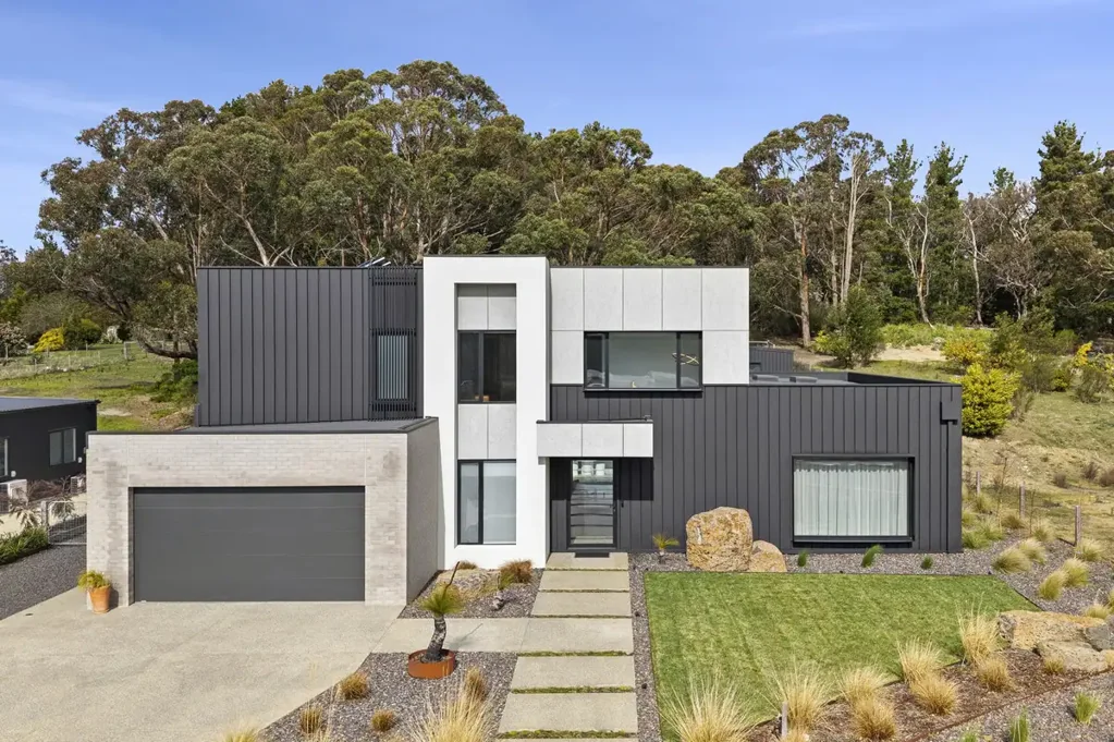 Gisborne 4部屋 Luxurious Layton Homes Build on a Grand Scale