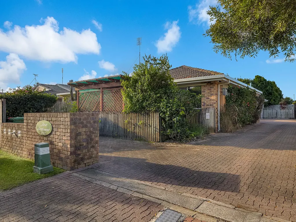 Mooloolaba 2房  Absolute entry level apartment in a small triplex complex, single level with courtyard