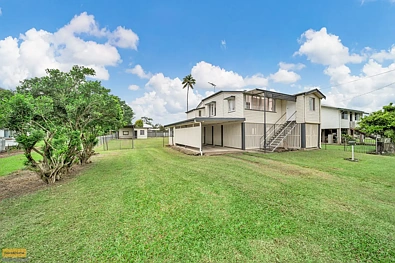 Innisfail 3ਬੈੱਡਰੂਮ Two blocks from town centre and neat as a pin