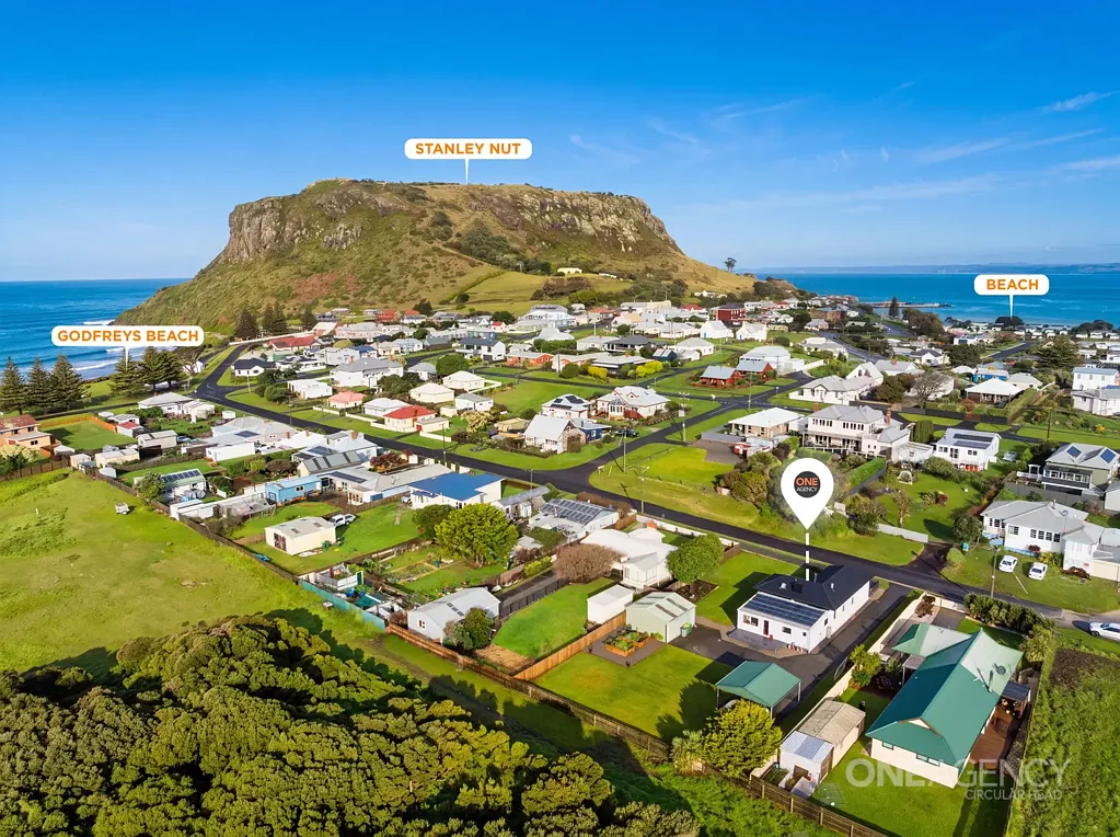 Stanley 2 Slaapkamer Beachside Opportunity with Room to Grow