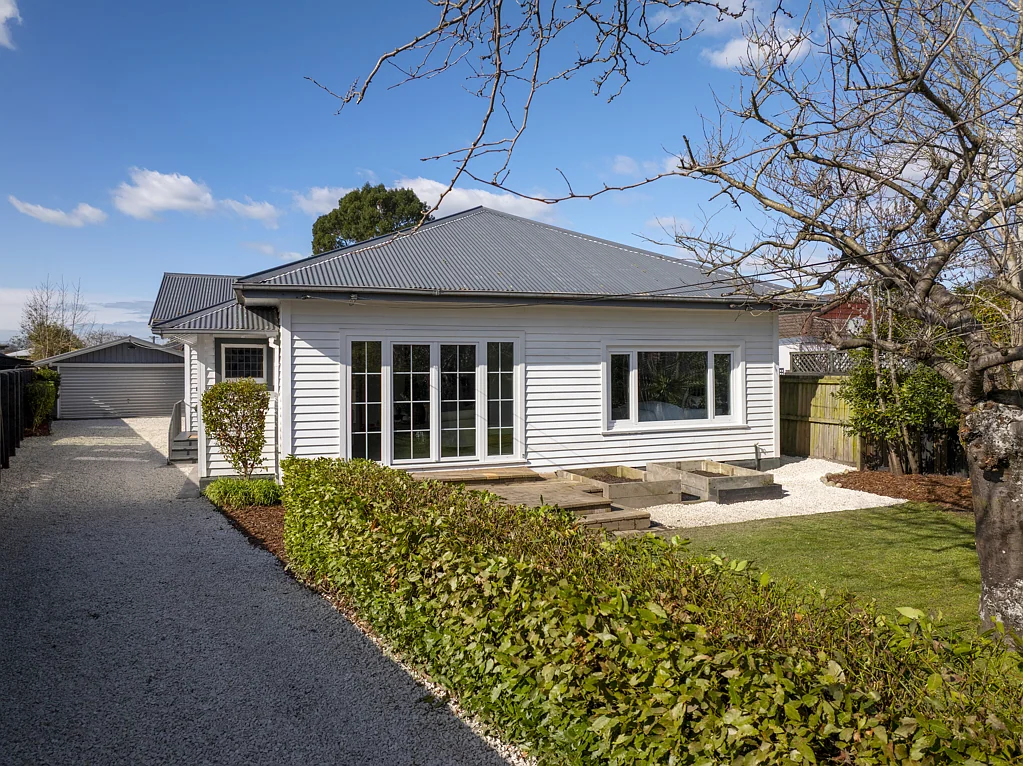 Saint Albans 4 Bedroom Owners are Committed, Must Sell - Make Your Move!