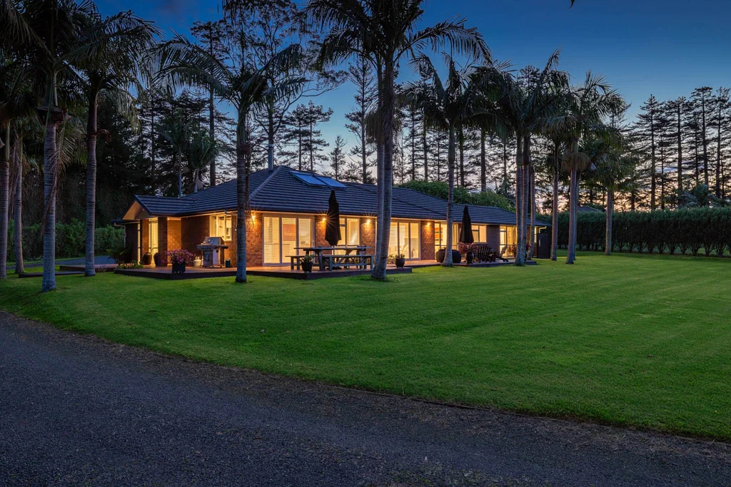 Kerikeri 4房  Premium Location, Views And Mancave!