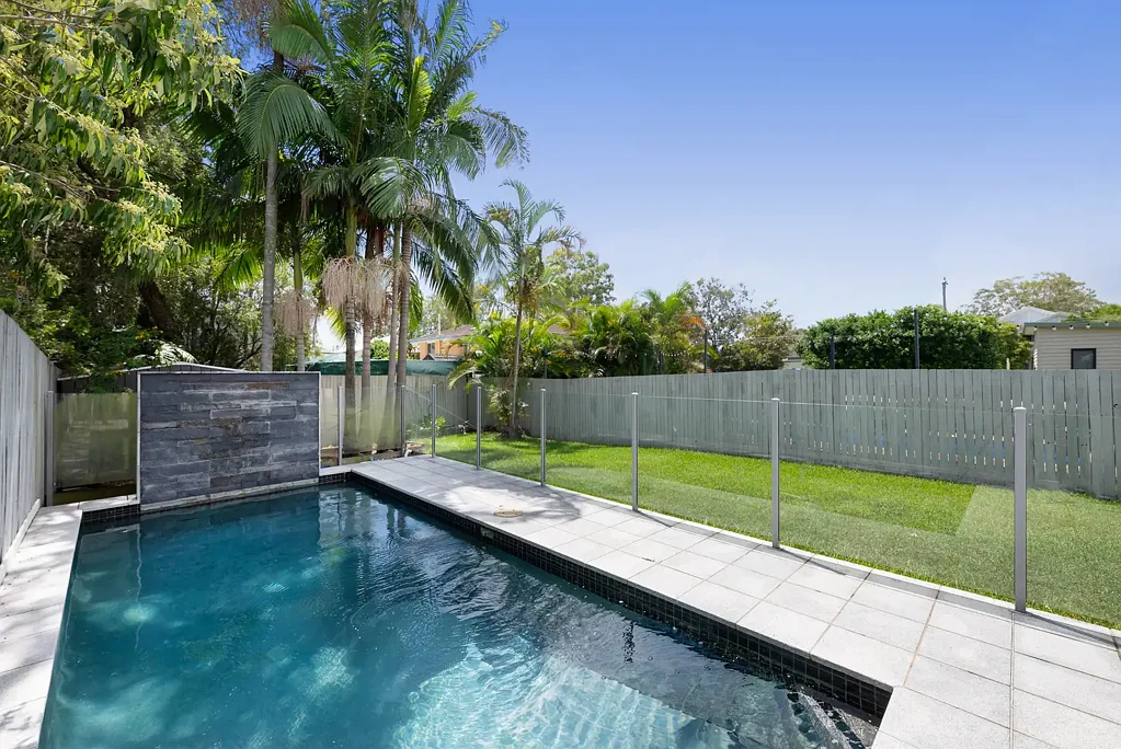 Morningside 5ਬੈੱਡਰੂਮ Crowd-pleasing credentials: Versatile & spacious w. a pool + prime address - Stroll to shops, cafes & CHAC