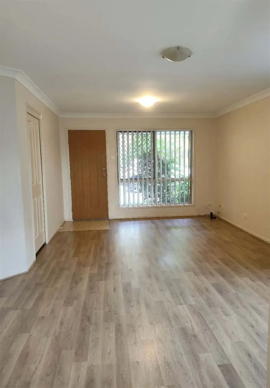 Spacious Home with Solar Panels - Walk to Bus Stop & Train Station