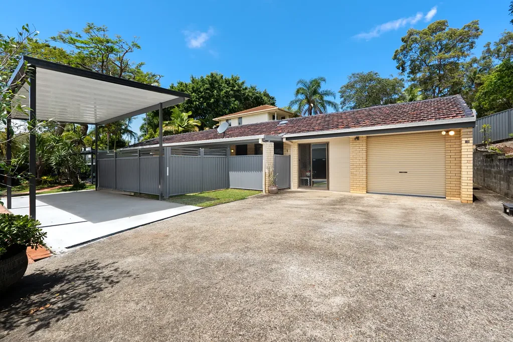 Labrador 4Kwarto Refurbished Duplex Pair with Character, Near the Broadwater