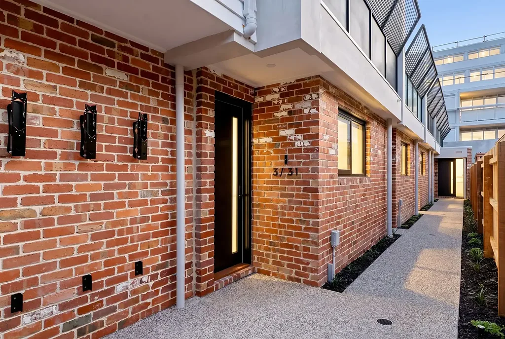 Altona 3房 Pier Street近邻 海滩触手可及 精品装修 高标配置 宽敞卧室 浴室 生活区 光线充足 私人户外空间 娱乐放松 现代设计 优质饰面 咖啡馆文化 精品购物 交通便捷 海岸生活 Brand-New Boutique Coastal Living in a Prime Position