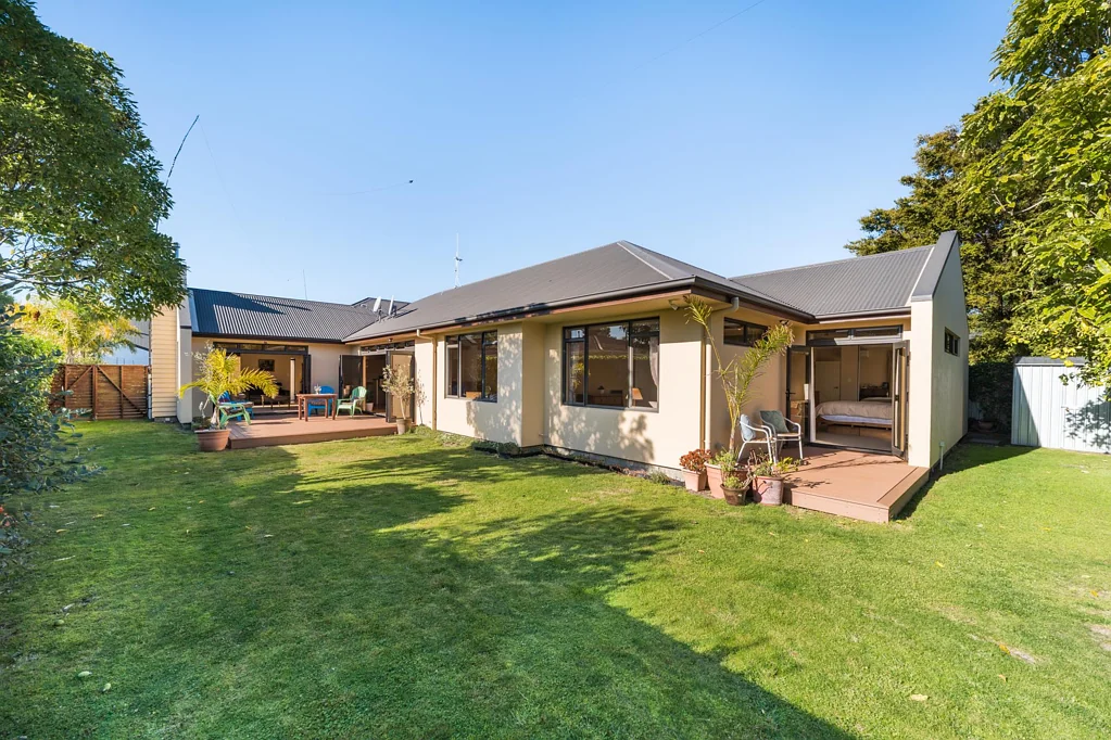 West End 5房  Rare Find, Exceptional Location, Private Oasis!