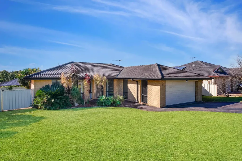 COMFORTABLE FAMILY HOME!