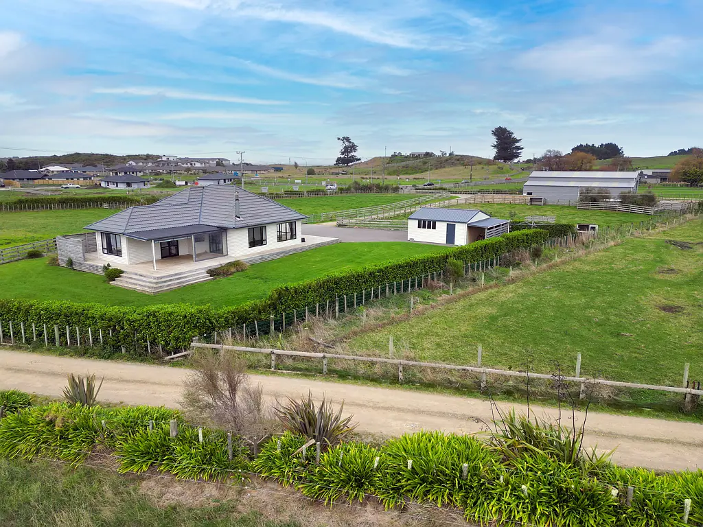 Castlecliff Lifestyle living with impressive shed