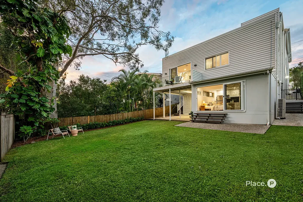 Coorparoo 6غرفة نوم Family Home in Prestige Location with Fully Self-contained Studio