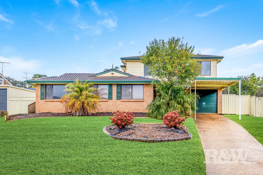 8 Larapinta Crescent, St Helens Park, NSW 2560