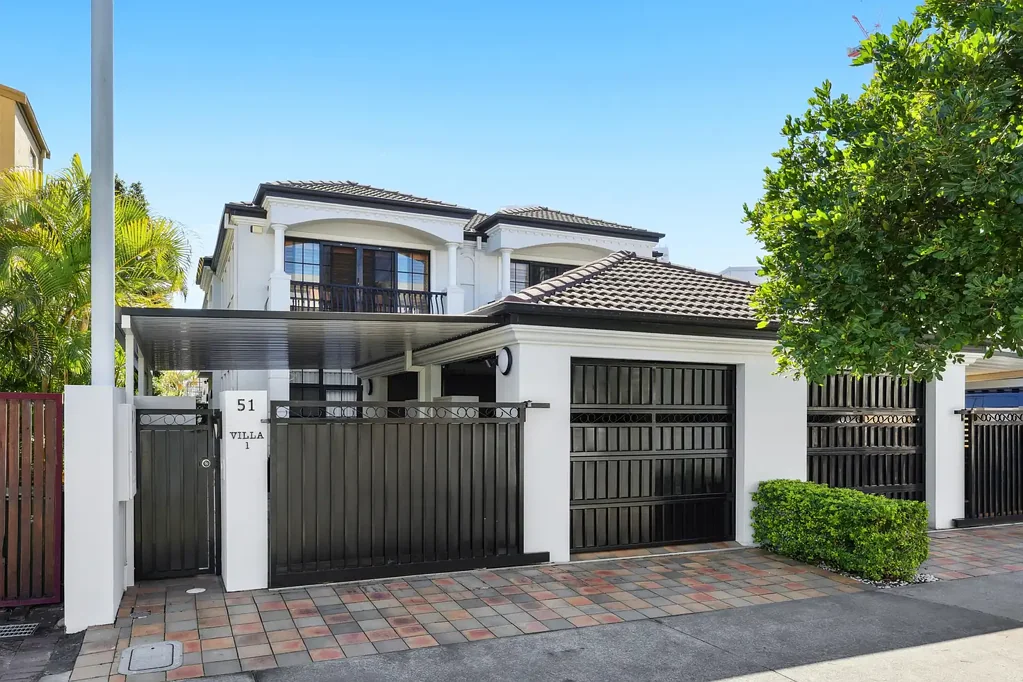 Main Beach 3房  Dual-Level Villa with a Long-Held, Blue-Chip Address