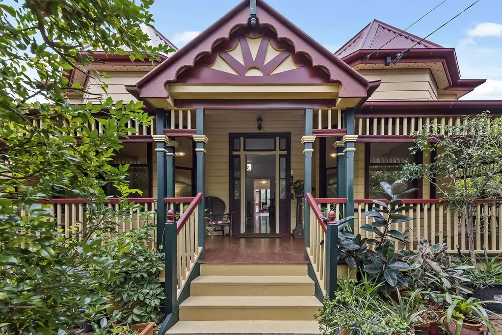 Yeronga 4房 一个历史悠久的家 A HOME STEEPED IN HISTORY