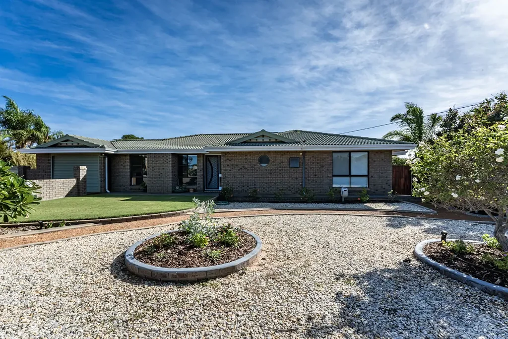 Strathalbyn 4chambre House, Pool and Shed, all on 2000 sqm