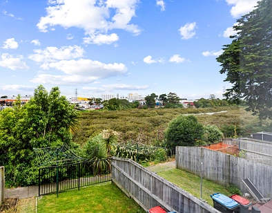 Peaceful 2 bed end unit private 2 carparks