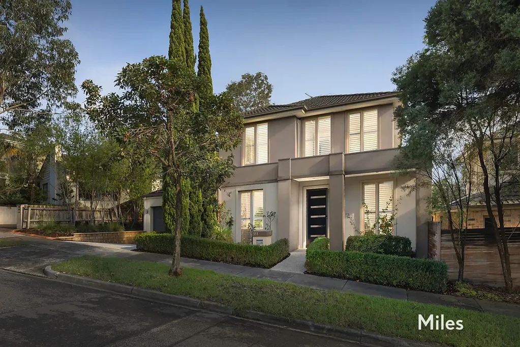 Templestowe Lower 4房 东向正立面 405平米地块 低维护花园 邻近Yarra River公园 三卧带步入式衣帽间 北向儿童区 室内通外顶甲板 河滨步道近便 Outstanding Family Oasis, Prized Parkland Proximity