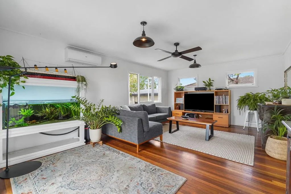 Logan Central 3房 您的下一个家——已翻新、焕然一新，随时可入住！ YOUR NEXT HOME - RENOVATED, REFRESHED & READY TO ENJOY!