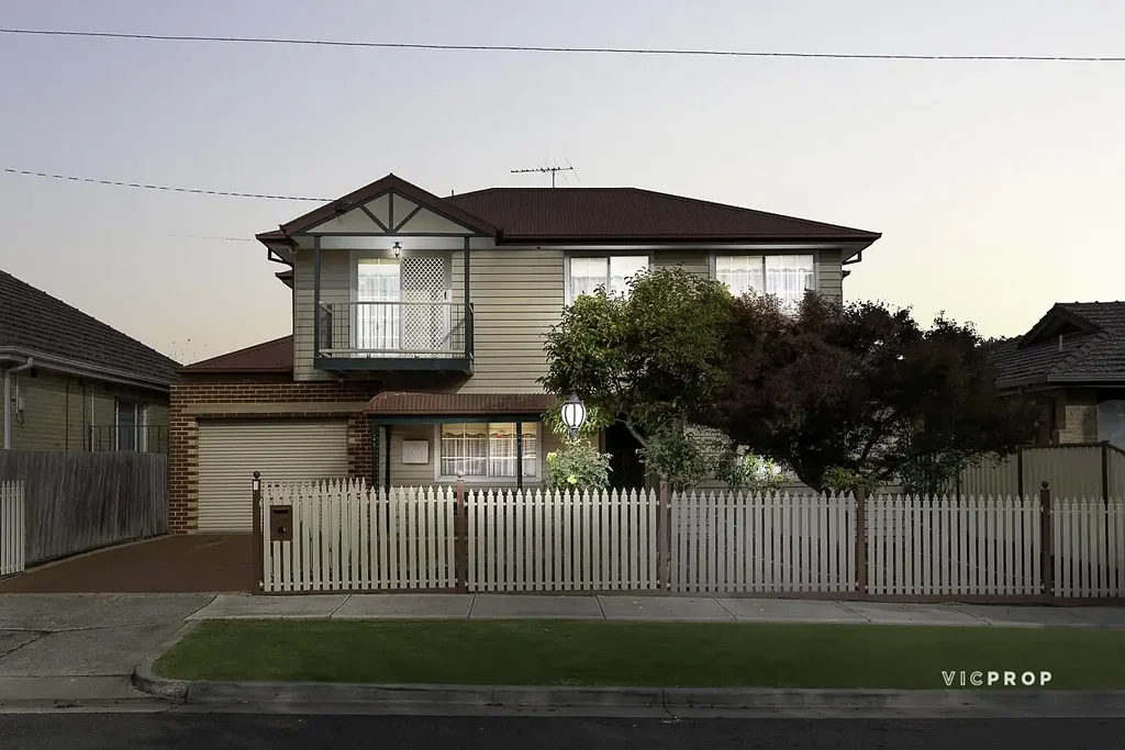 Sunshine North 6Kwarto Lovingly Built, Timelessly Kept, Forever Family Living