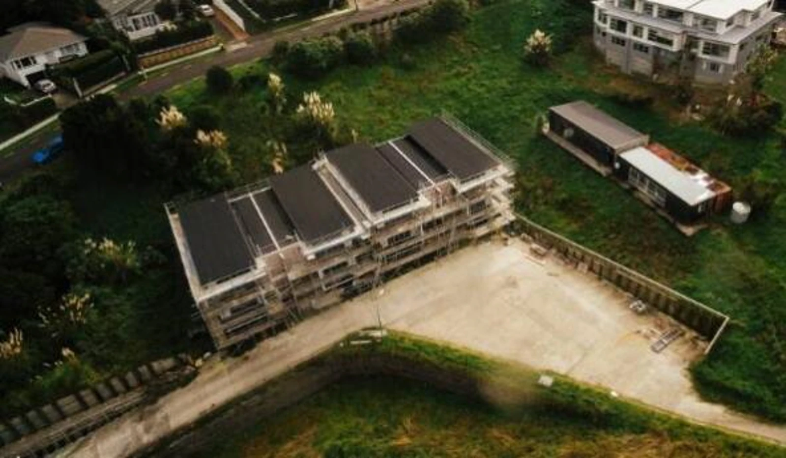 奥克兰住宅开发商多次破产，欠债数百万，但仍然在澳大利亚和新西兰拥有房产，名下还有玛莎拉蒂豪车