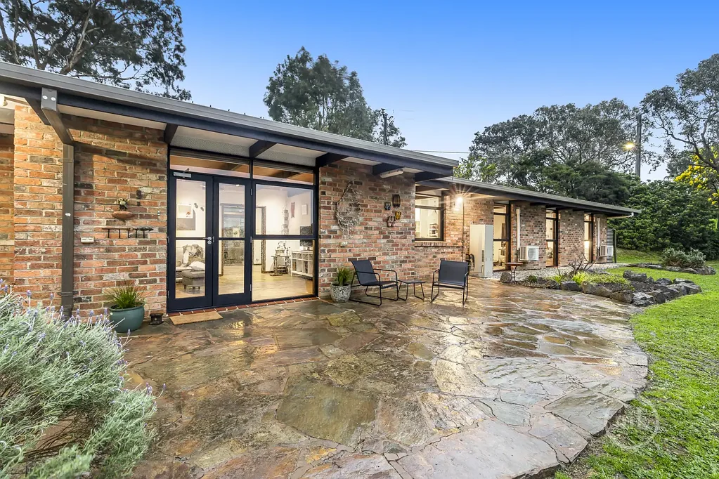 Hurstbridge 4房  Lifestyle Property with Views, Character & Excellent Equine Facilities!