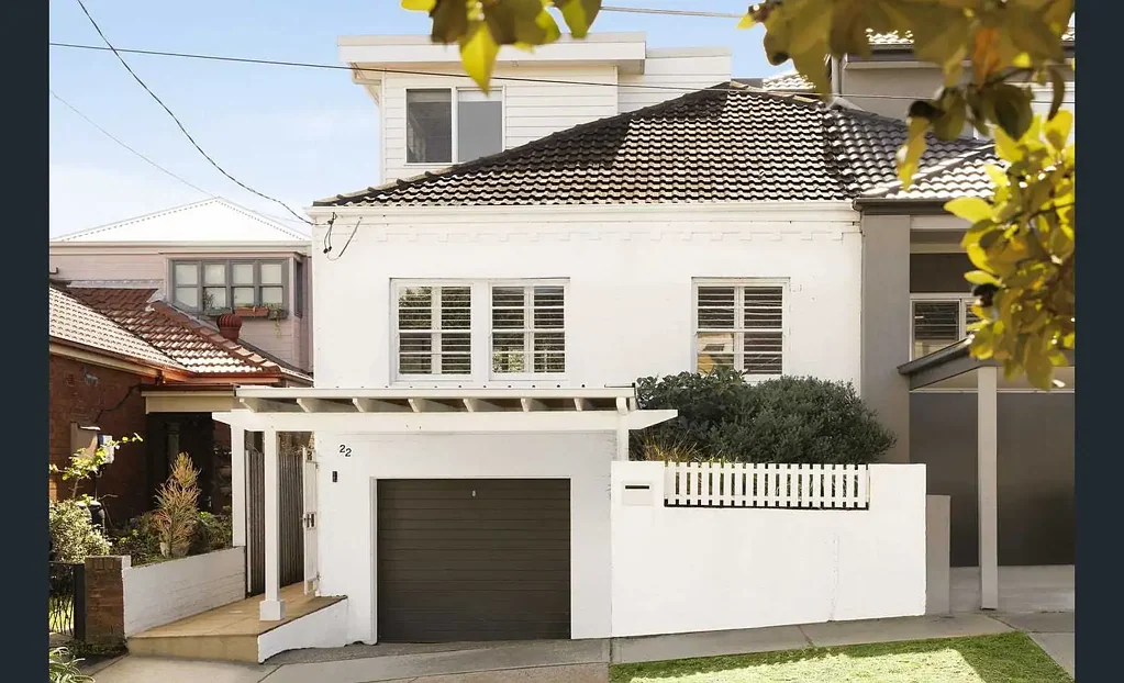 SUN-DRENCHED COOGEE HOME WITH SWEEPING OCEAN VIEWS & SELF-CONTAINED STUDIO