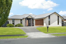 99 Saint James Drive, Huntington