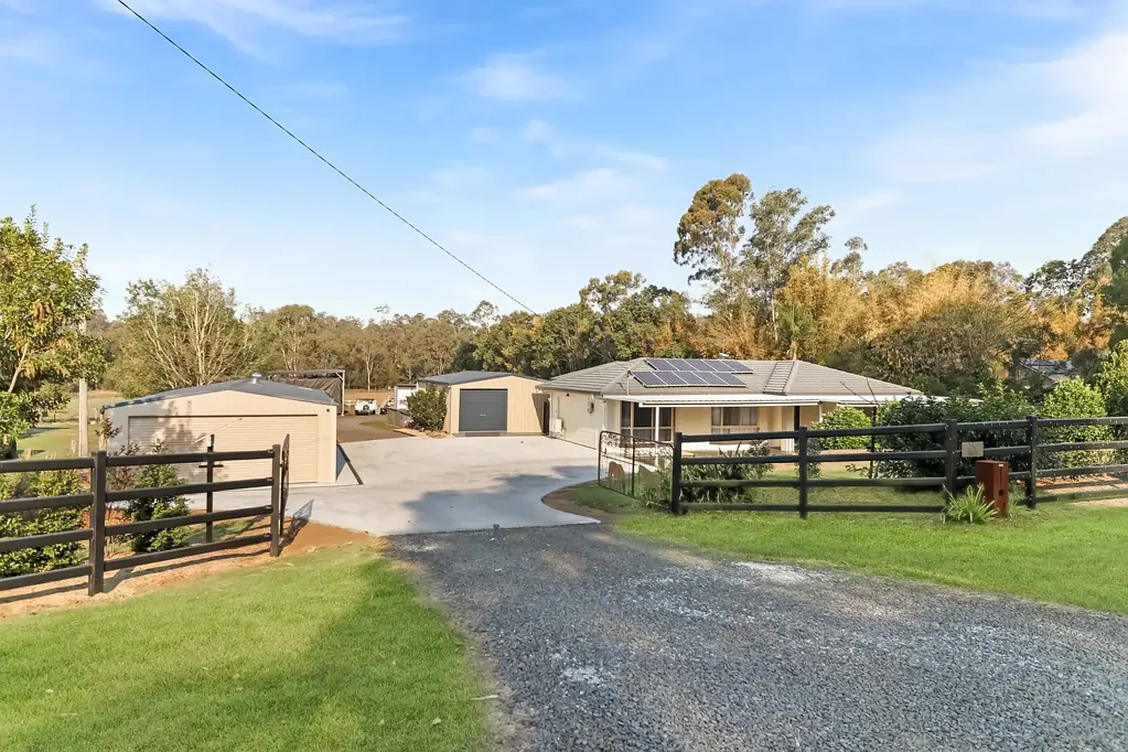 Cedar Grove 4房  Country lifestyle home perfect for the extended family