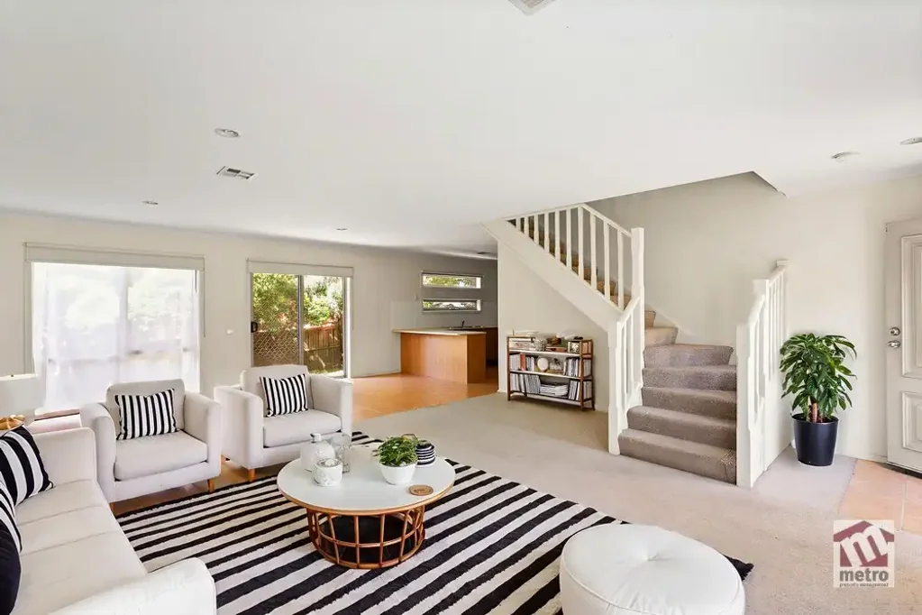 LIGHT FILLED TOWNHOUSE!