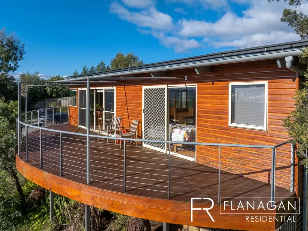 Riverside 1Moenga Unique Architectural Retreat with Stunning Tamar Views
