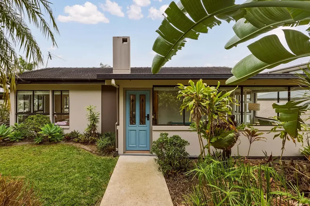 Aspley 2Moenga Stylishly Updated Home with a Leafy Northern Outlook on 607m²