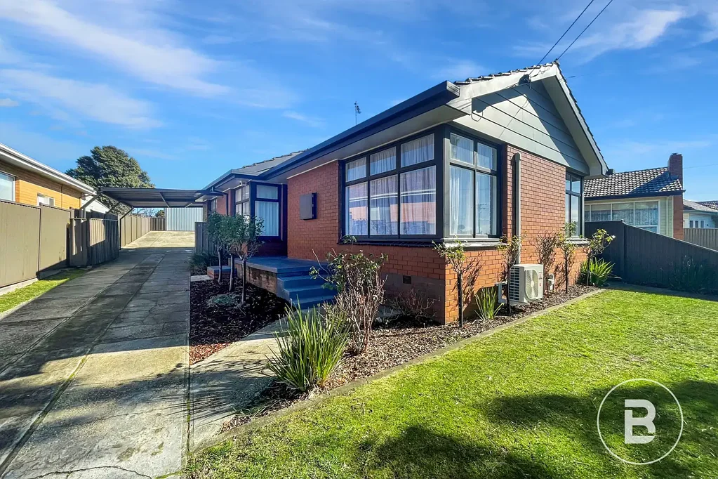 CONTEMPORARY SEBASTOPOL HOME - LIGHT-FILLED & READY TO ENJOY